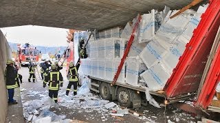 preview picture of video 'Unfall: LKW bleibt an Bahnbrücke hängen in Winterbach Rems'