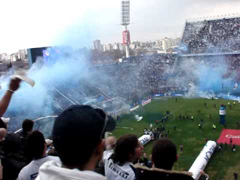 "Velez Campeon 2009, Salida del equipo a la cancha" Barra: La Pandilla de Liniers • Club: Vélez Sarsfield