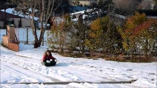 preview picture of video 'Les filles en luge à Badefols sur Dordogne 08/02/2012'