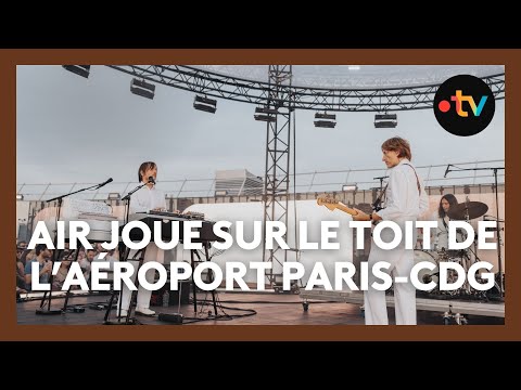 Air joue "Cherry Blossom Girl" sur le toit du de l’aéroport de Paris Charles-De-Gaulle