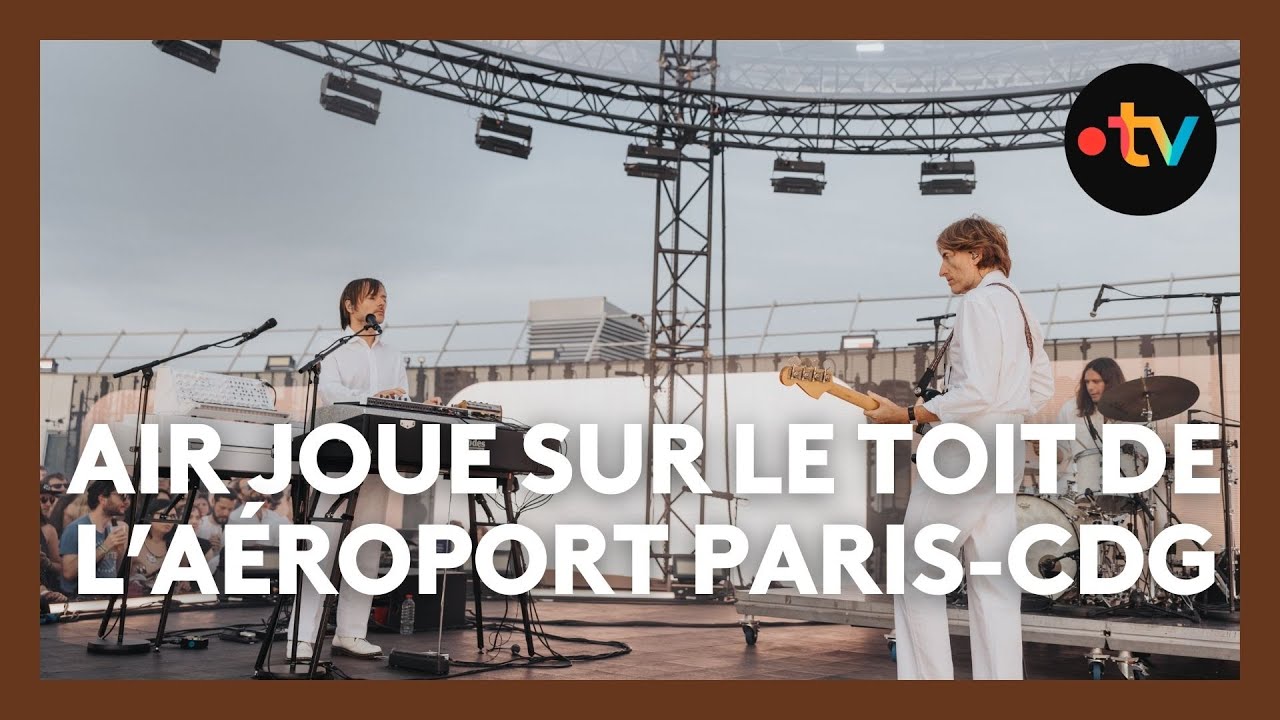 Miniature de la vidéo Air joue "Cherry Blossom Girl" sur le toit du de l’aéroport de Paris Charles-De-Gaulle du film Terminal 1 : Air, Phoenix et Étienne de Crécy