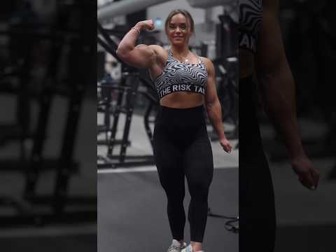 Melinda Lindmark Flexing Biceps #shorts #short #fitnessmodel #workout
