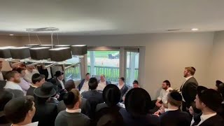 צ'יזיק: הקהל שר את 'אני מאמין', יחד עם משפחתו של דובי שטיינמץ או"ה, קורבן ההמרה של מרון