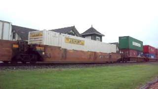 preview picture of video '2 C40-8W's & SD60I infront of Litchfield Station!! (04/23/2011) Great horn!!!!!'