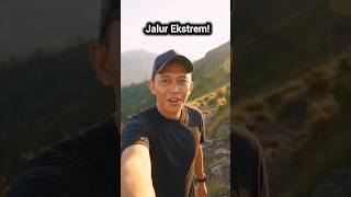 Download lagu Jalur Pendakian ekstrem! 🏔️ Extreme Mountain Hiking Trail #shorts #pendakigunung #hiking mp3