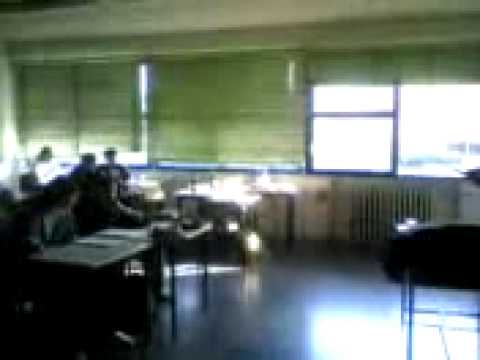 Studente pazzo scappa dalla finestra