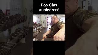 Markus Rühl erklärt, wie man seitheben machen sollte.