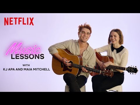 KJアパとマイア・ミッチェルのギターレッスン｜ラストサマー｜Netflix (Guitar Lessons With KJ Apa and Maia Mitchell | The Last Summer | Netflix)