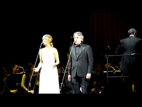 Can' t help falling in love with you - Andrea Bocelli and Delta Goodrem in Hong Kong (2010)