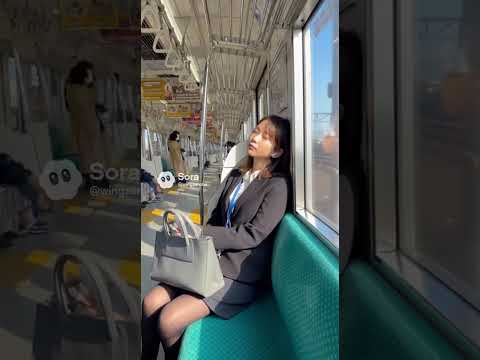 電車の中で眠り込むスーツミニのOＬ