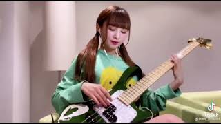 【TikTok】ギターもすごいけどおっぱい強調してるよね？笑#short