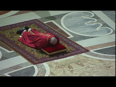Francisco reza postrado en la celebración de la Pasión del Señor