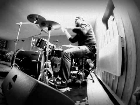 Guillaume Bideau drumming