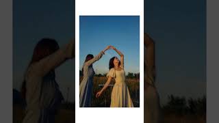 "Aesthetic Pose Ideas with Your Best Friend | Best Friend Photo Shoot Inspiration"