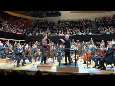 Sheku Kanneh-Mason at the Philharmonie de Paris (ovation)