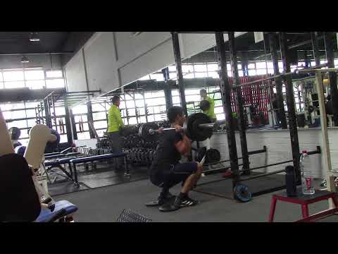 UYH Klient Matthias demonstriert LH Kniebeugen mit erhöhten Fersen