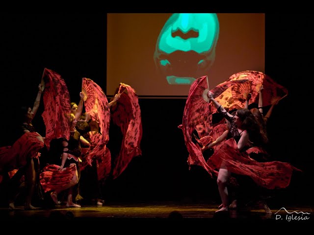 Vídeo relacionado con Vasiumic 1 par de abanicos largos de seda para danza de 180 cm, abanicos de baile de seda real para actuaciones en escenario, arte popular, danza moderna, ballet, espectáculos grupales (el color varía