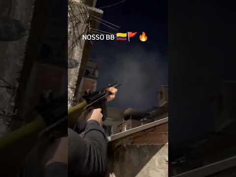 Traficantes do Morro da Cadore C.V em Coelho da Rocha, atirando com um fuzil G3.