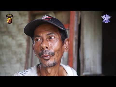 Sedih banget! polisi berbagi rezeki kepada fakir miskin