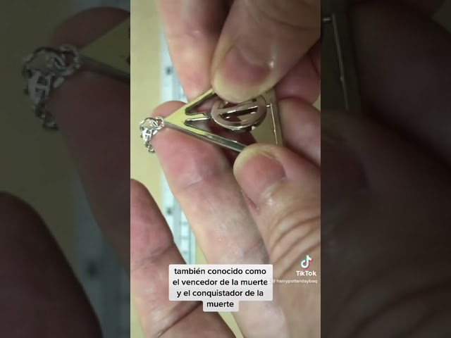 Vídeo relacionado con Harry Potter pendientes Reliquias de la muerte plateado longitud 3,3cm adorno
