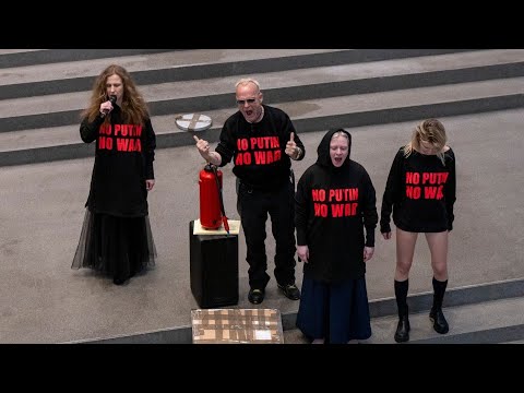 Drastischer Protest: Mitglied von Pussy Riot uriniert auf Putin-Bild