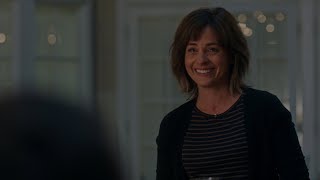 Un personnage fait son au revoir (VO)