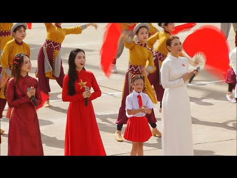 Mỹ Tâm, Hòa Minzy, Phương Mỹ Chi cùng các nghệ sĩ hòa giọng tại Lễ diễu binh, diễu hành A80 | VTV24