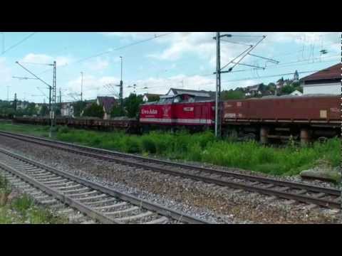 Ost V100 in Untertürkheim mit Lok in der Mitte des Zuges.