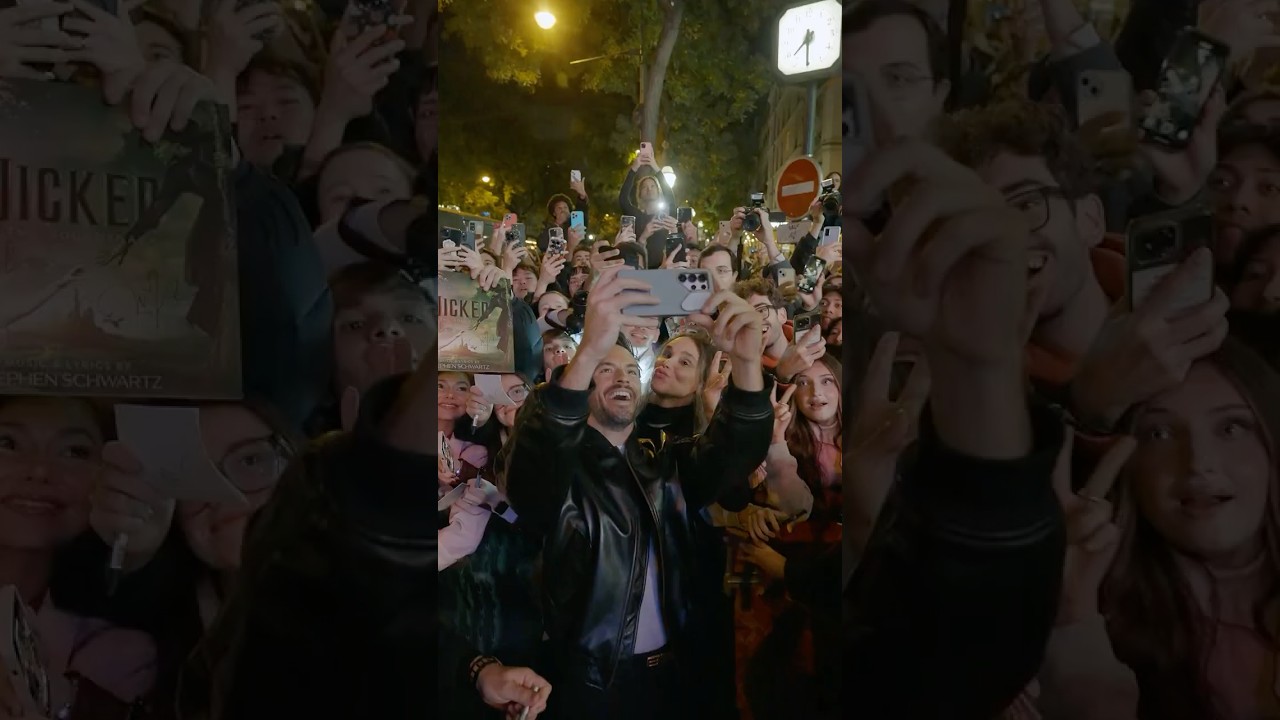 Paris loves Jonathan Bailey!