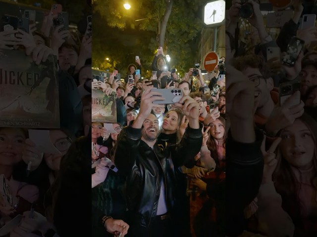 Paris loves Jonathan Bailey!