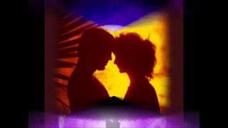 ENAMORADOS JUNTO AL MAR