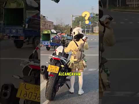 A mãe dela comprou uma mini motocicleta para ela! 🏍️👧