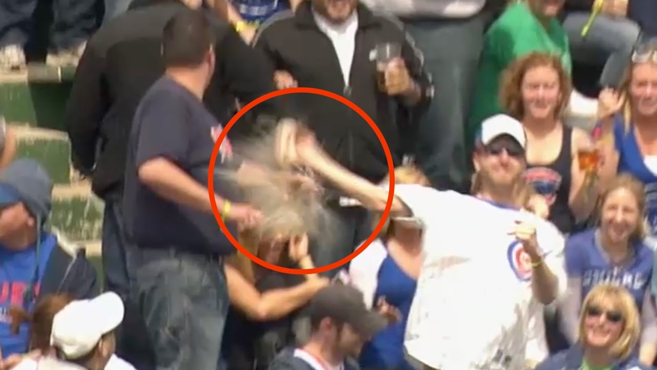 Fan accidentally spills beer when trying to throw Kemp's homer back to field 🫣
