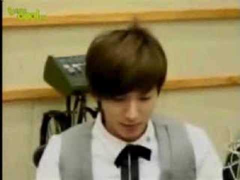 Eunhyuk Showing His Cellphone on Sukira