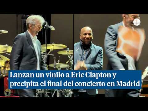Moment en què llancen un vinil contra Eric Clapton durant el seu concert a Madrid