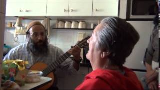 סרטון מרגש של הרב שחר מנגן ושר לקלרה
2015