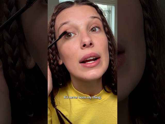 Vídeo relacionado con Millie Gibson (Make Up) Big Head. Máscara más Grande Que la Vida.