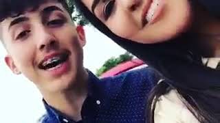 Kris Nava con una fan cantando Sencillamente de ti