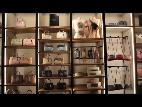 Buying my new bag at Eda Mall Kaohsiung Taiwan 🇹🇼 🇹🇼🇹🇼❤️