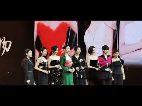 201203 Victoria winning "Fearless Fashion Person of the Year" Award - Cosmo Glam Night 2020