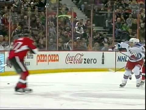 Sean Avery hipchecks Alexei Kovalev