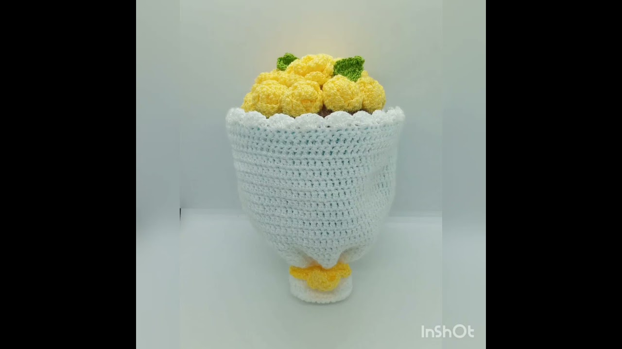 muñeca crochet, ramo de flores