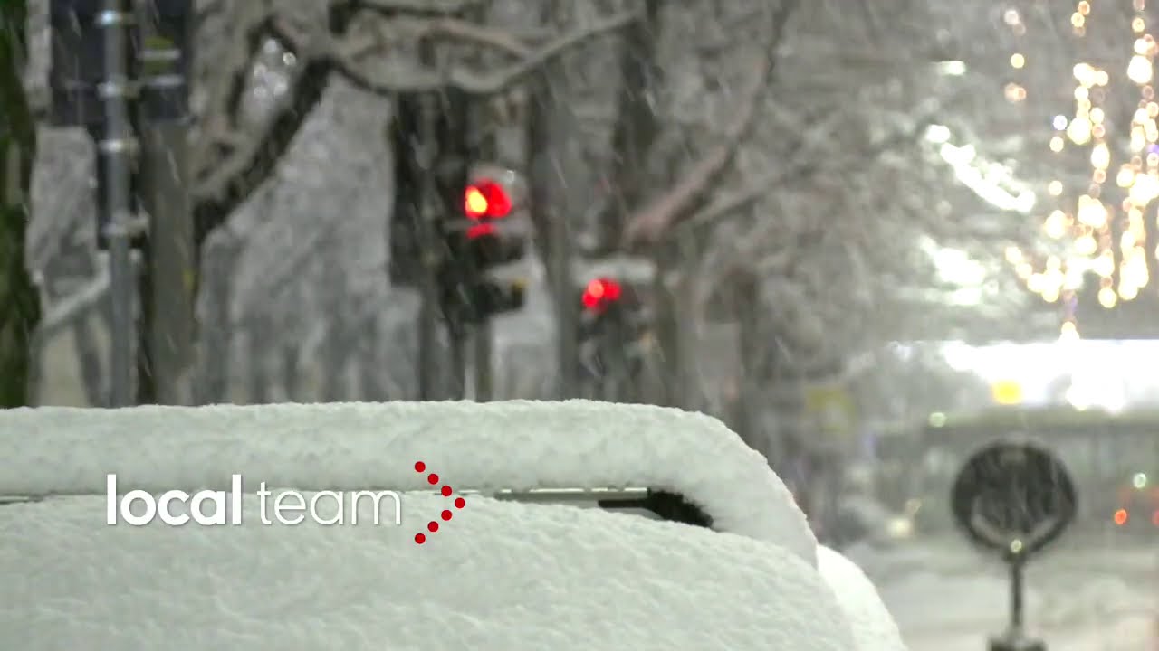 Watch Now Bergamo intensa nevicata : Il bianco risveglio Bergamo intensa nevicata : Il bianco risveglio