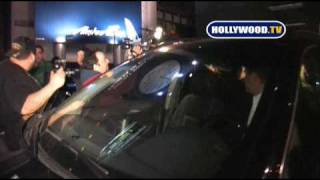 Avril Lavigne in in the middle of a Paparazzi Fight