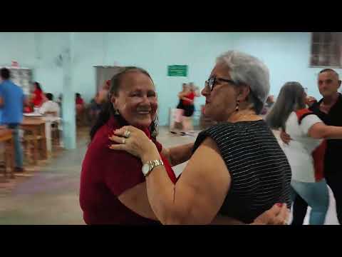 Matinê aqui no clube 15 de novembro Capanema Paraná,o gaiteiro tocando uma gaita de 8 Baixos.