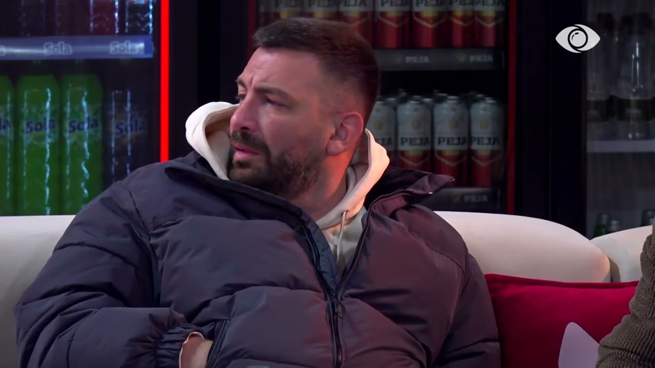 “Me lot në sy…”/ Kelly këndon këngën e tyre, Egli shkon dhe e përqafon