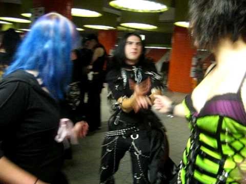 PCN 03 09  U Bahn dancing