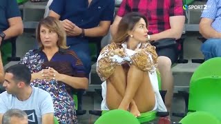 25 BEST AND FUNNIEST FAN MOMENTS IN SPORTS