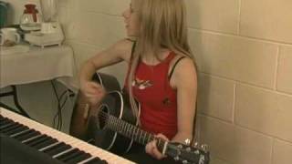 Avril Lavigne - Fall To Pieces VIDEO