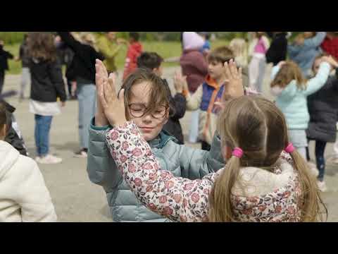 En participant au projet 𝘾𝙝𝙚𝙢𝙞𝙣𝙨 𝙙𝙚 𝙙𝙖𝙣𝙨𝙚 𝙖̀ 𝙡’𝙚́𝙘𝙤𝙡𝙚, les enseignant.e.s et leurs élèves s’inscrivent dans un parcours artistique sur toute l’année et expérimentent, par la pratique de la danse, des ateliers du regard et une sortie au spectacle, la rencontre avec des œuvres, des artistes et leurs processus de création. En 2023-2024, le projet était porté par 𝗠𝗲́𝗹𝗮𝗻𝗶𝗲 𝗣𝗲𝗿𝗿𝗶𝗲𝗿 autour du spectacle 𝙀𝙩 𝙙𝙚 𝙨𝙚 𝙩𝙚𝙣𝙞𝙧 𝙡𝙖 𝙢𝙖𝙞𝙣. Film réalisé lors de la sortie du spectacle 𝙀𝙩 𝙙𝙚 𝙨𝙚 𝙩𝙚𝙣𝙞𝙧 𝙡𝙖 𝙢𝙖𝙞𝙣 de 𝗠𝗲́𝗹𝗮𝗻𝗶𝗲 𝗣𝗲𝗿𝗿𝗶𝗲𝗿 · 𝗖𝗼𝗺𝗽𝗮𝗴𝗻𝗶𝗲 𝟮 𝗺𝗶𝗻𝗶𝗺𝘂𝗺 le mardi 23 avril 2024 à La Maison de l'Eau à Allègre-les-fumades. Avec le soutien de la Direction des services départementaux de l'Éducation nationale du Gard, de la Drac Occitanie / Pyrénées-Méditerranée. Remerciements à Pascale Henry et Françoise Maurin, conseillères pédagogiques départementales, chargées du développement de l'art-danse. Pour cette édition, les ateliers dans les écoles ont été menés par 𝗠𝗲́𝗹𝗮𝗻𝗶𝗲 𝗣𝗲𝗿𝗿𝗶𝗲𝗿. 4 classes participantes au projet 𝘾𝙝𝙚𝙢𝙞𝙣𝙨 𝙙𝙚 𝙙𝙖𝙣𝙨𝙚 𝙖̀ 𝙡’𝙚́𝙘𝙤𝙡𝙚 𝗘́𝗰𝗼𝗹𝗲 𝗟𝗲𝘀 𝘁𝗿𝗼𝗶𝘀 𝗣𝗼𝗻𝘁𝘀 𝗱𝗲 𝗦𝗲́𝗿𝘃𝗶𝗲𝗿𝘀-𝗲𝘁-𝗟𝗮𝗯𝗮𝘂𝗺𝗲 - classe de maternelle/CP avec Laura Deshayes 𝗘́𝗰𝗼𝗹𝗲 𝗟𝗮 𝗥𝗼𝗺𝗮𝗶𝗻𝗲 𝗱𝗲 𝗩𝗲𝗿𝘀 𝗣𝗼𝗻𝘁 𝗱𝘂 𝗚𝗮𝗿𝗱 - classe de CP/CEl de Christène Portelli 𝗘́𝗰𝗼𝗹𝗲 𝗟𝗲𝘀 𝗟𝗮𝘃𝗮𝗻𝗱𝗶𝗻𝘀 𝗱𝗲 𝗙𝗼𝗶𝘀𝘀𝗮𝗰 - classe de CP/CE2 de Valérie Colrat 𝗘́𝗰𝗼𝗹𝗲 𝗟𝗲 𝗚𝗿𝗮𝗻𝗱 𝗝𝗮𝗿𝗱𝗶𝗻 𝗱𝗲 𝗦𝗮𝗶𝗻𝘁 𝗤𝘂𝗲𝗻𝘁𝗶𝗻 𝗹𝗮 𝗣𝗼𝘁𝗲𝗿𝗶𝗲 - classe de CM2 de Thibaut Barbaras 3 classes ayant participé en parallèle du projet 𝘾𝙝𝙚𝙢𝙞𝙣𝙨 𝙙𝙚 𝙙𝙖𝙣𝙨𝙚 𝙖̀ 𝙡’𝙚́𝙘𝙤𝙡𝙚 𝗘́𝗰𝗼𝗹𝗲 𝗱𝗲 𝗔𝘂𝘇𝗼𝗻 - classe de CP avec Laetitia Chaleil 𝗘́𝗰𝗼𝗹𝗲 𝗱𝗲 𝗔𝘂𝘇𝗼𝗻 - classe de CEl avec Laetitia Chaleil 𝗘́𝗰𝗼𝗹𝗲 𝗟𝗮 𝗥𝗼𝗺𝗮𝗶𝗻𝗲 𝗱𝗲 𝗩𝗲𝗿𝘀 𝗣𝗼𝗻𝘁 𝗱𝘂 𝗚𝗮𝗿𝗱 - classe de CE1/CE2 de Christine Ponse Réalisation : 4 Œil Production / Laurent Haubin et Peter Le Tron La Maison danse Uzès Gard Occitanie Centre de Développement Chorégraphique National - 2024